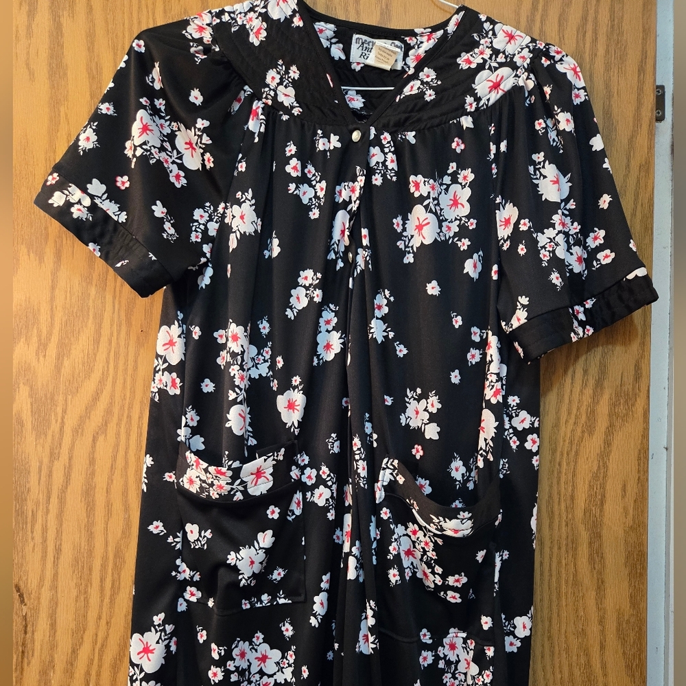 Pretty ladies black and floral house dress/robe. Size medium.  Never worn.